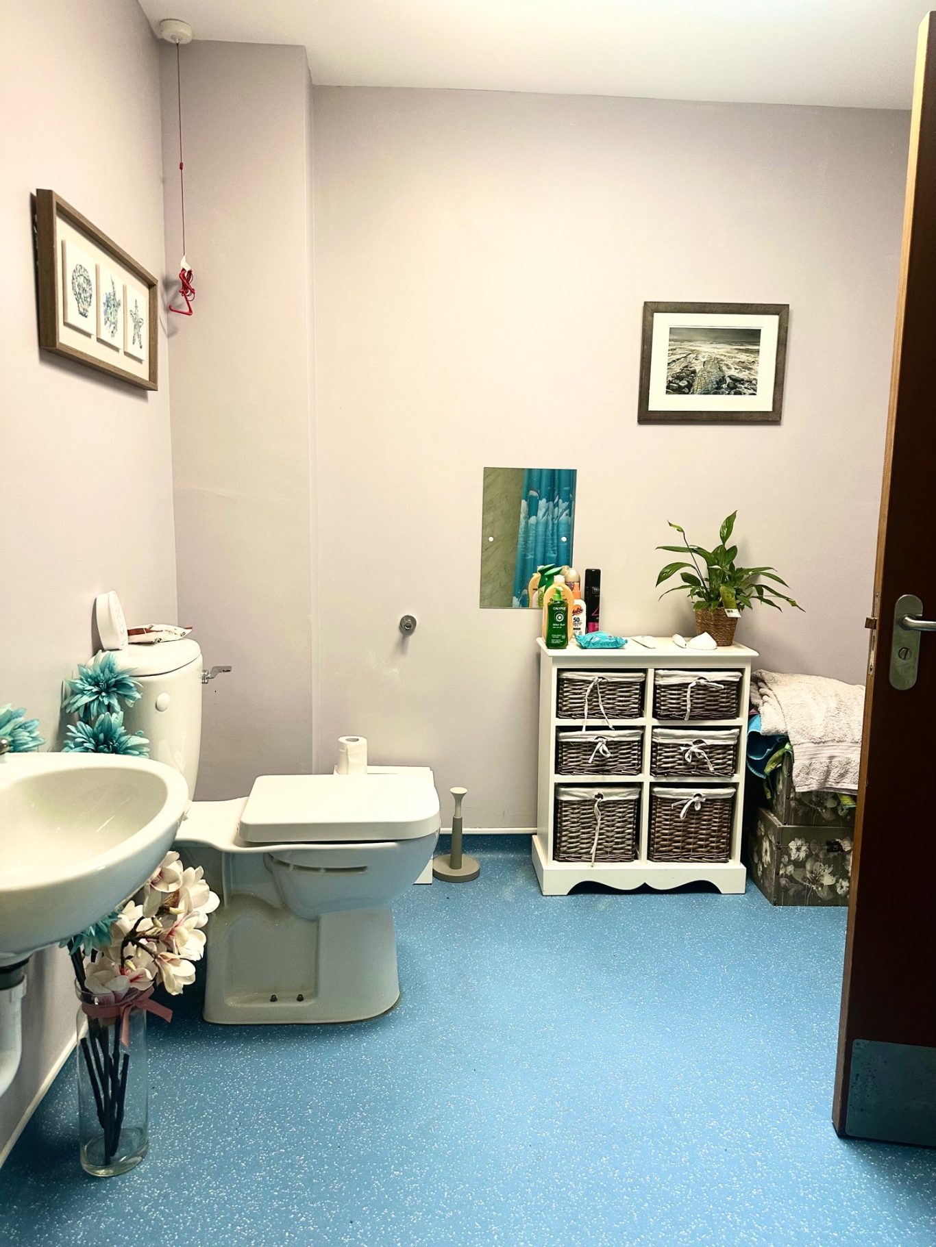 Flat bathroom (Angle 2)